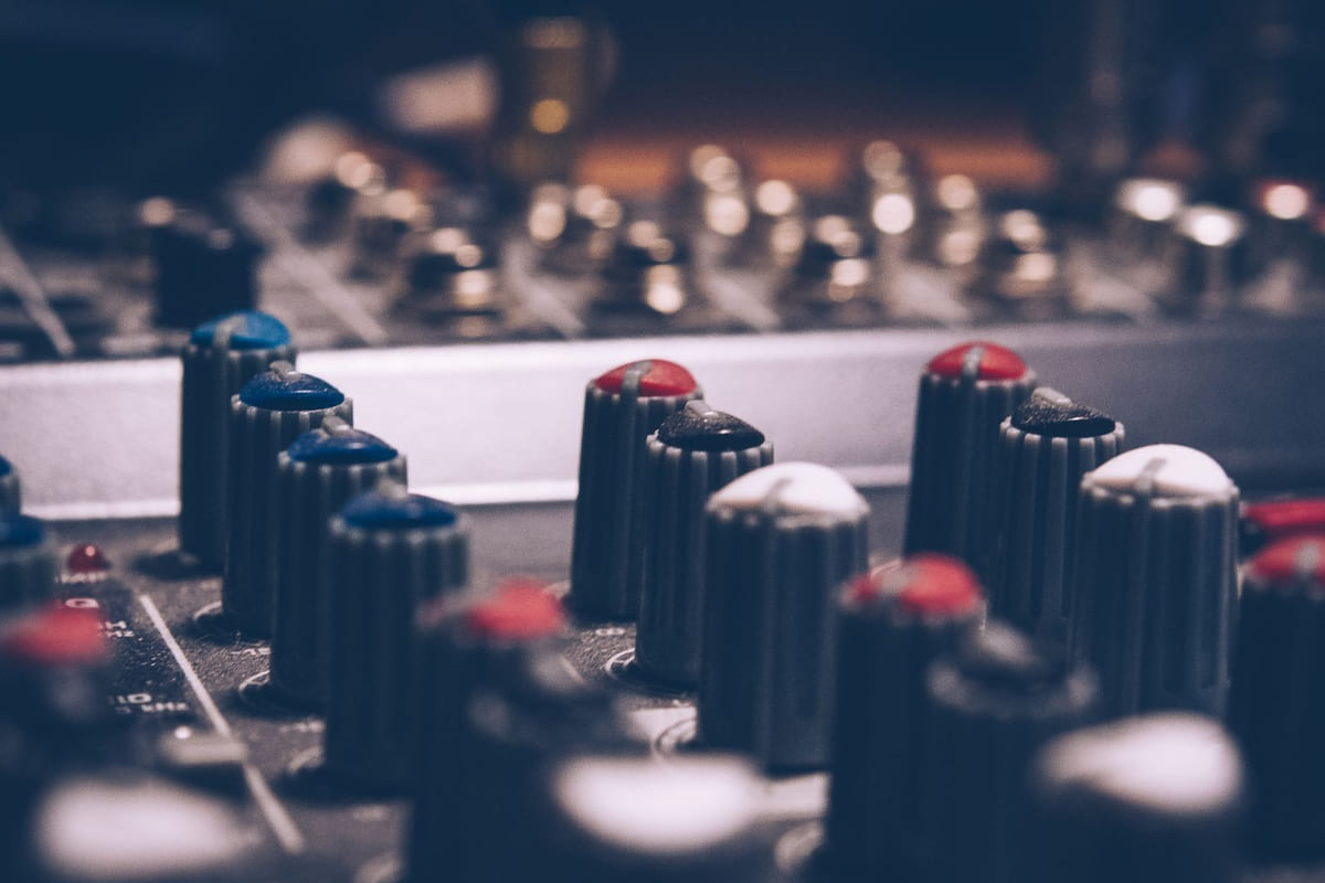 เจาะลึก: Ultrasonic Generator ทำไมไม่ใช่แค่ 'กล่องกำเนิดคลื่น' และอะไรคือจุดเปลี่ยนของระบบคุณ?