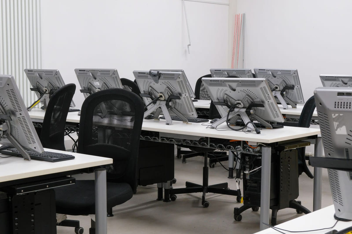 FreeSync กับ G-Sync: ความต่างที่ไม่ใช่แค่สี แต่คือสมรภูมิของภาพที่ไหลลื่น (หรือติดขัด)